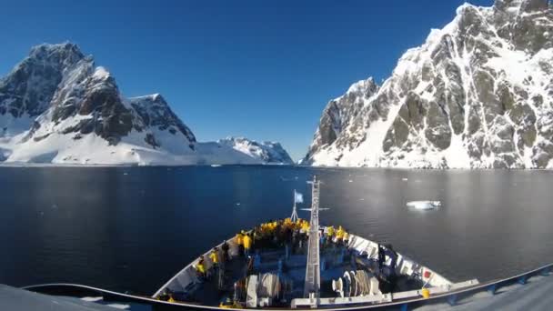 Pohled na hory z lodi při západu slunce v Antarktidě — Stock video