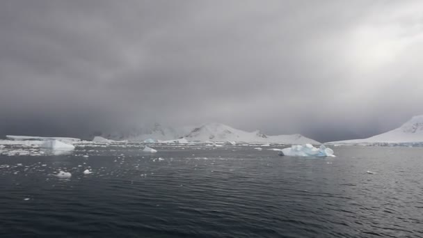 Uitzicht op de bergen in Antarctica — Stockvideo