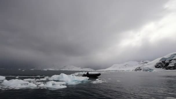 Uitzicht op de bergen in Antarctica — Stockvideo