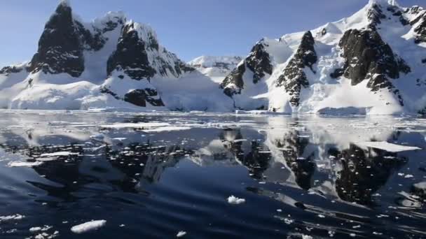 Vista de la montaña en la Antártida — Vídeo de stock