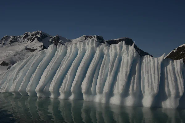 Prachtig uitzicht op ijsbergen in Antarctica — Stockfoto