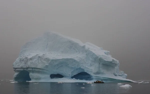 Bella vista degli iceberg in Antartide — Foto Stock