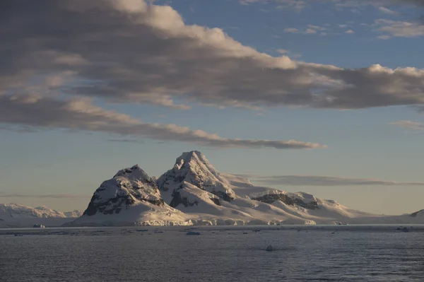 Vue sur la montagne depuis le navire au coucher du soleil en Antarctique — Photo