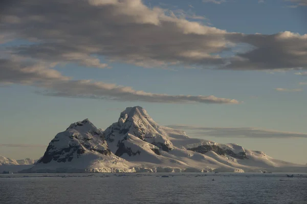 Vista sulle montagne dalla nave al tramonto in Antartide — Foto Stock