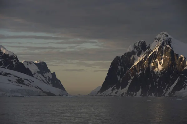 Вид на гори з корабля на заході сонця в Антарктиді — стокове фото