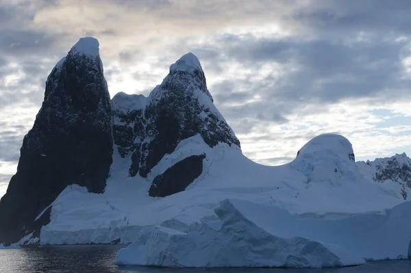Vue sur la montagne depuis le navire au coucher du soleil en Antarctique — Photo