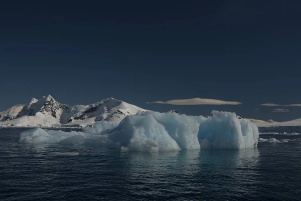 Vacker utsikt över isberg i Antarktis — Stockfoto