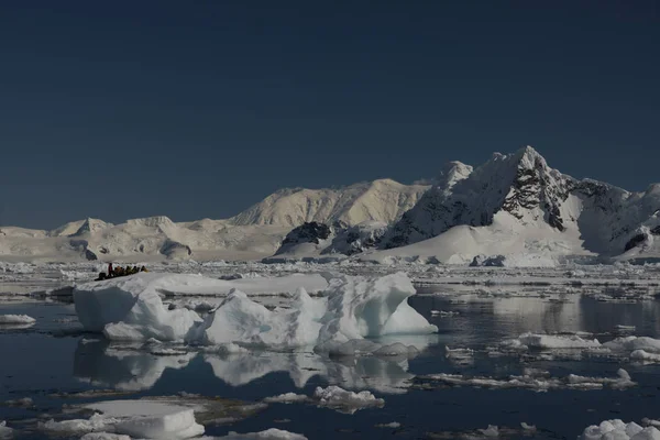 Hermosa vista de los icebergs en la Antártida — Foto de Stock
