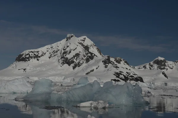 Gyönyörű kilátás a jéghegyekre az Antarktiszon — Stock Fotó