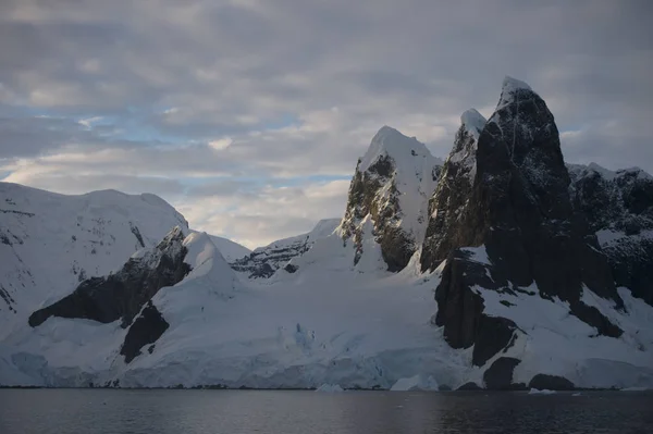 Vista de la montaña desde el barco al atardecer en la Antártida Imagen De Stock