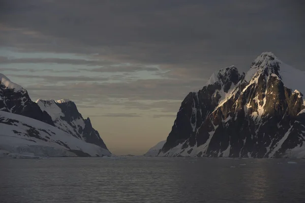 Vista de la montaña desde el barco al atardecer en la Antártida Imagen De Stock