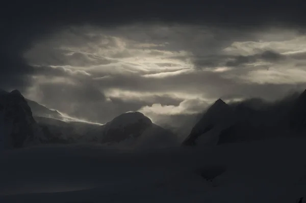 Výhled na hory krásný pohled západ slunce v Antarktidě — Stock fotografie