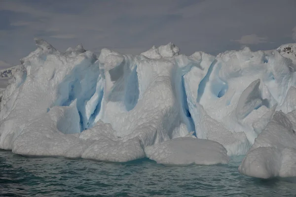 Schöne Aussicht auf Eisberge in der Antarktis — Stockfoto