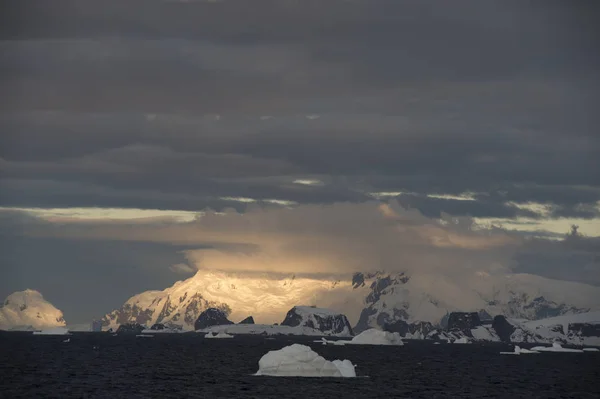 Mountain view beatiful view sunset in Antarctica — Stock Photo, Image