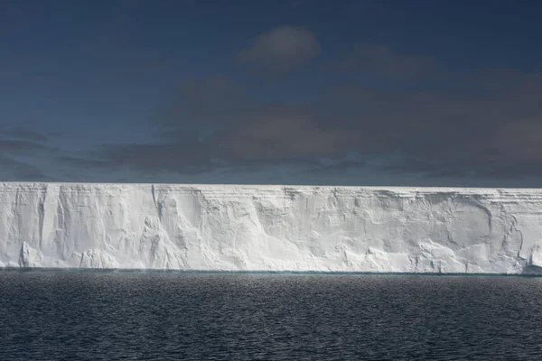 Belle vue sur les icebergs en Antarctique — Photo