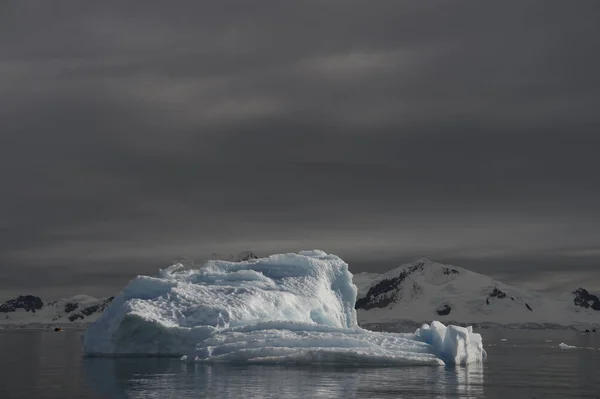 Bela vista de icebergs na Antártida — Fotografia de Stock