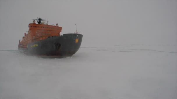 氷の中の砕氷船での旅、南極 — ストック動画