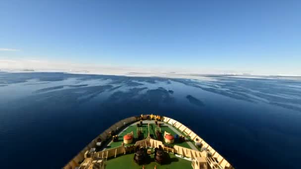 在南极洲冰上的破冰船上旅行 — 图库视频影像