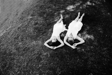 Anne ve kızı parkta çim üzerinde yalan yüksek açılı görünüş