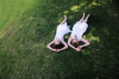 Anne ve kızı parkta çim üzerinde yalan yüksek açılı görünüş