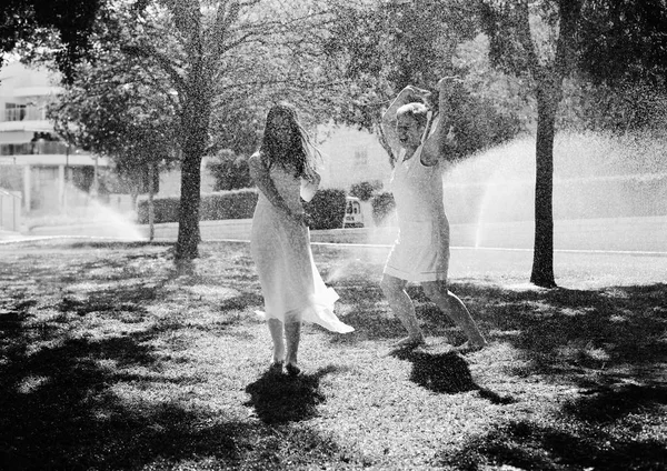 Mãe Filha Divertindo Sob Gotas Água Parque — Fotografia de Stock