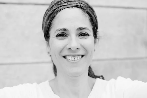 Retrato Sonriente Mujer Años Sobre Fondo Pared Ladrillo —  Fotos de Stock