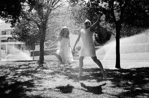 Mãe Filha Divertindo Sob Gotas Água Parque — Fotografia de Stock