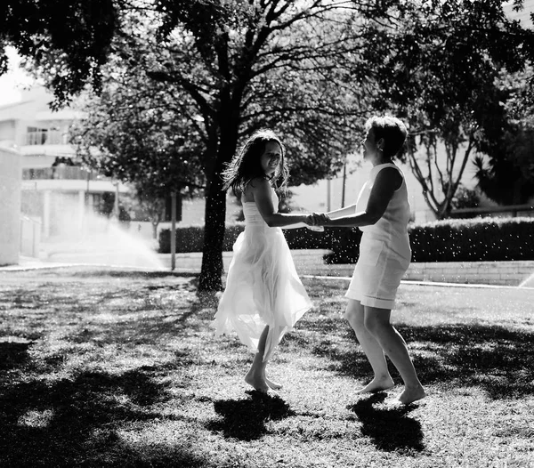 Madre Figlia Divertono Sotto Gocce Acqua Nel Parco — Foto Stock