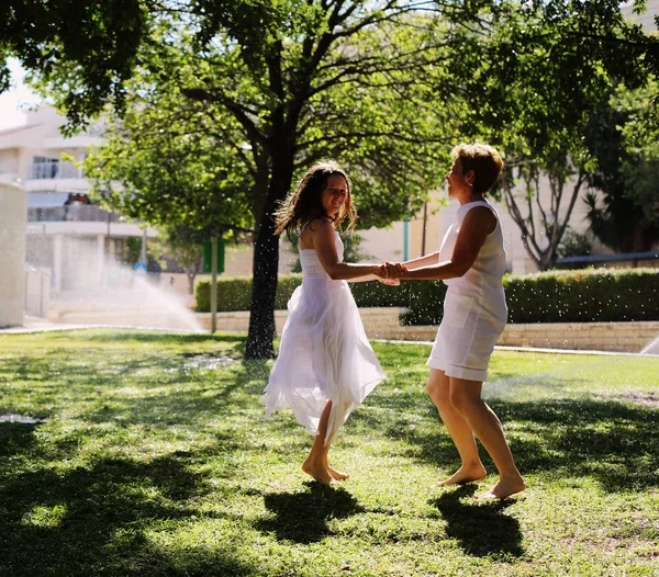 Madre Hija Divirtiéndose Bajo Agua Gotas Parque — Foto de Stock