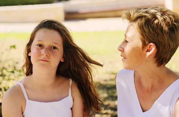 Porträt Von Mutter Und Teenager Tochter Park — Stockfoto