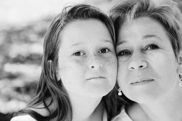 Retrato Mãe Filha Adolescente Parque — Fotografia de Stock