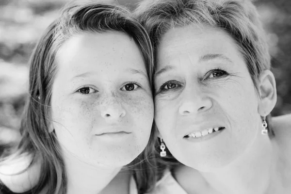 Retrato Madre Hija Adolescente Parque —  Fotos de Stock