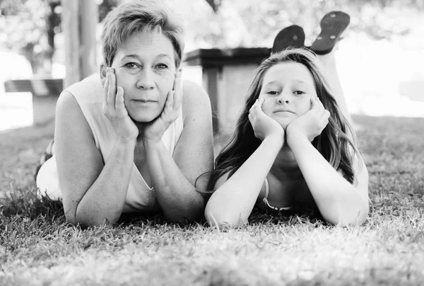 Retrato Madre Hija Tumbadas Sobre Hierba Parque — Foto de Stock