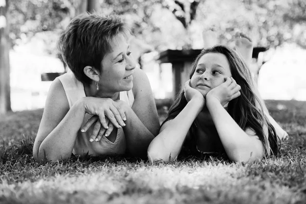 Retrato Madre Hija Tumbadas Sobre Hierba Parque —  Fotos de Stock