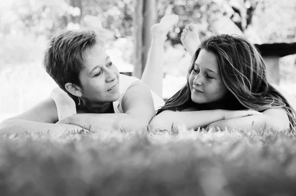 Portrait Mother Daughter Lying Grass Park — Stock Photo, Image