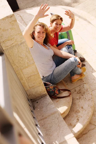 Mujeres Maduras Sentadas Escaleras Piedra Viajando Juntas —  Fotos de Stock