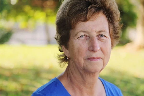 Portrait Senior Woman Walking Summer Green Park — Stock Photo, Image