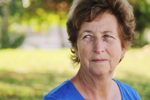 Portret Van Senior Vrouw Wandelen Zomer Groen Park — Stockfoto