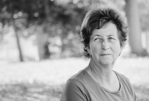 Portret Van Senior Vrouw Wandelen Zomer Groen Park — Stockfoto