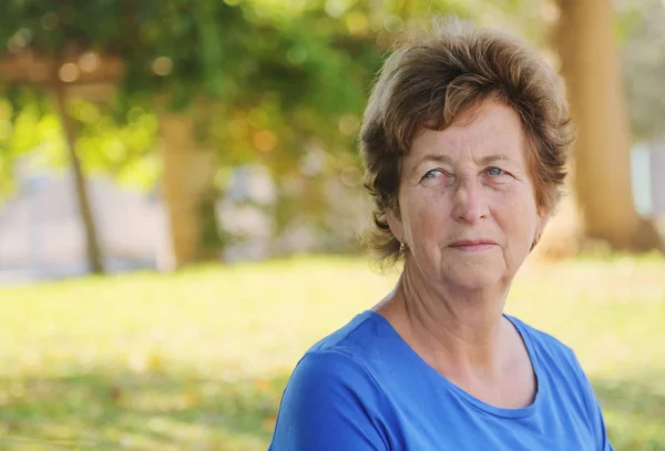 Portret Van Senior Vrouw Wandelen Zomer Groen Park — Stockfoto