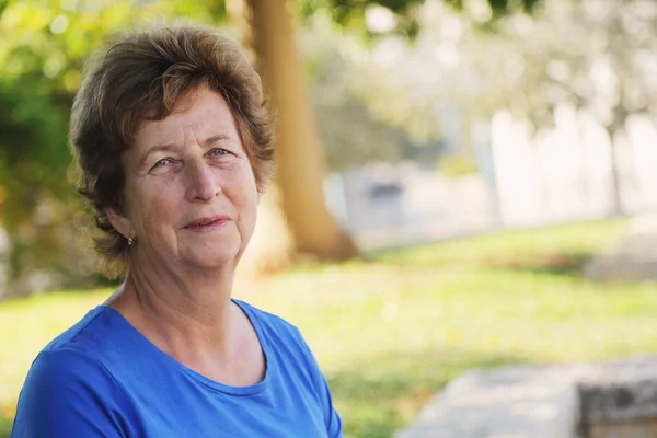 Portret Van Senior Vrouw Wandelen Zomer Groen Park — Stockfoto