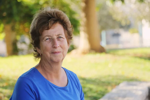 Portrait Senior Woman Walking Summer Green Park — Stock Photo, Image