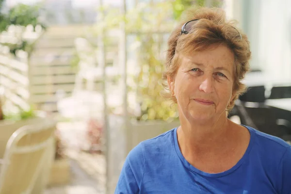 Portret Van Senior Vrouw Zit Terras — Stockfoto