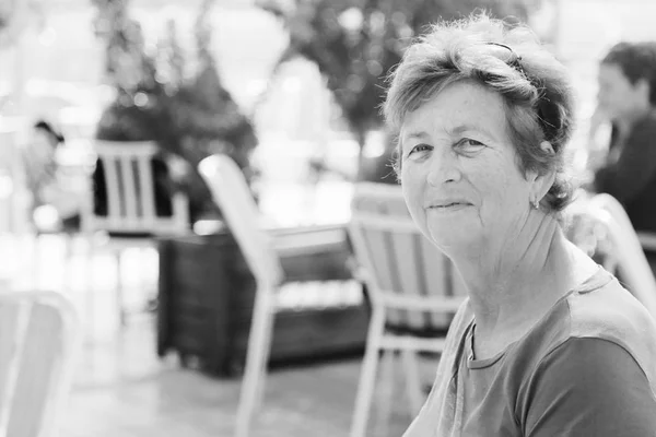 屋外のカフェに座っている年配の女性の肖像画 — ストック写真