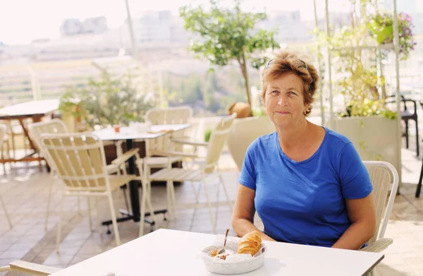 Porträtt Senior Kvinna Sitter Utomhus Café Med Croissanter — Stockfoto