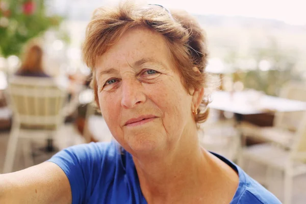 Portret Van Senior Vrouw Zit Terras — Stockfoto