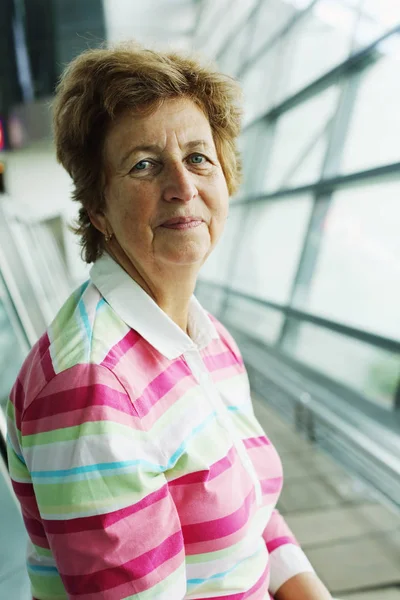 Indoor Portret Van Jaar Oud Senior Vrouw — Stockfoto