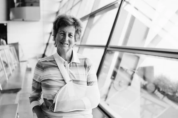 Potret Dari Tahun Wanita Senior Dengan Lengan Terluka — Stok Foto