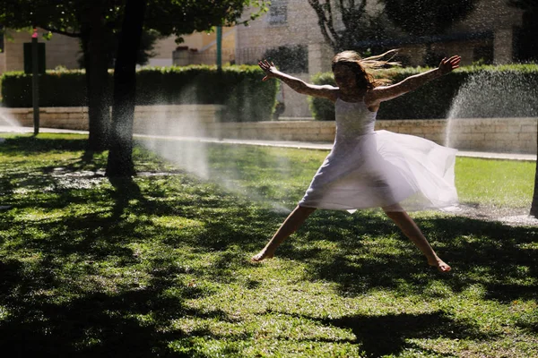 Молодая Девушка Веселится Каплями Воды Парке — стоковое фото