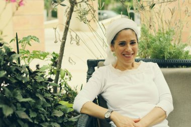 Açık 40 yaşında açık kafede oturan bir kadın portresi